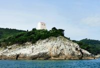 Einer der Sarazenentürme ganz frisch restauriert