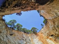 Höhle, bei der die Decke einst eingestürzt ist, Gargano