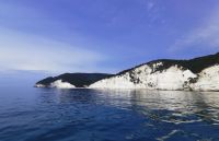 Die malerische Küste von Apulien aus weißem Kalkstein