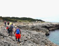 Wir kraxeln an der steinigen Küste entlang nach Peschici