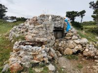 Ein Ofen zum Fischräuchern an der Küste des Nordgargano