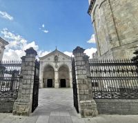 Eingang zur Grottenkirche San Michele