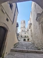 Der achteckige Glockenturm von San Michele 