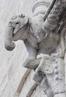 Elefanten Kopf an einem Portal in Bari