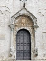Portal der Nikolauskirche mit normannischen Elementen