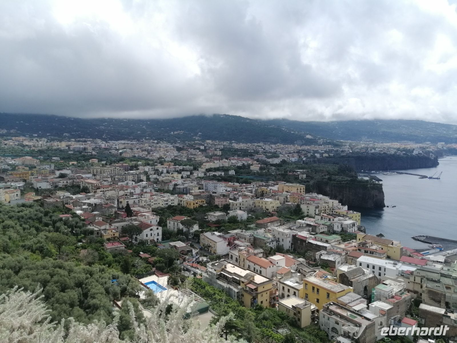 unser erster Blick auf Sorrent von der Serpentinenstraße