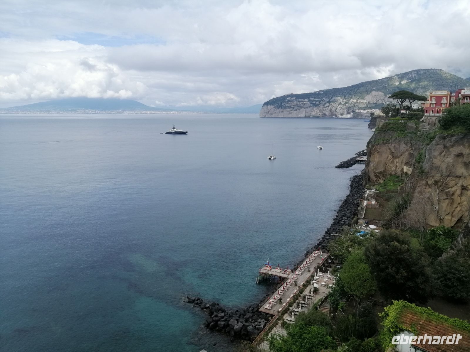 Blick von der Hotelterrasse Richtung Neapel und Vesuv