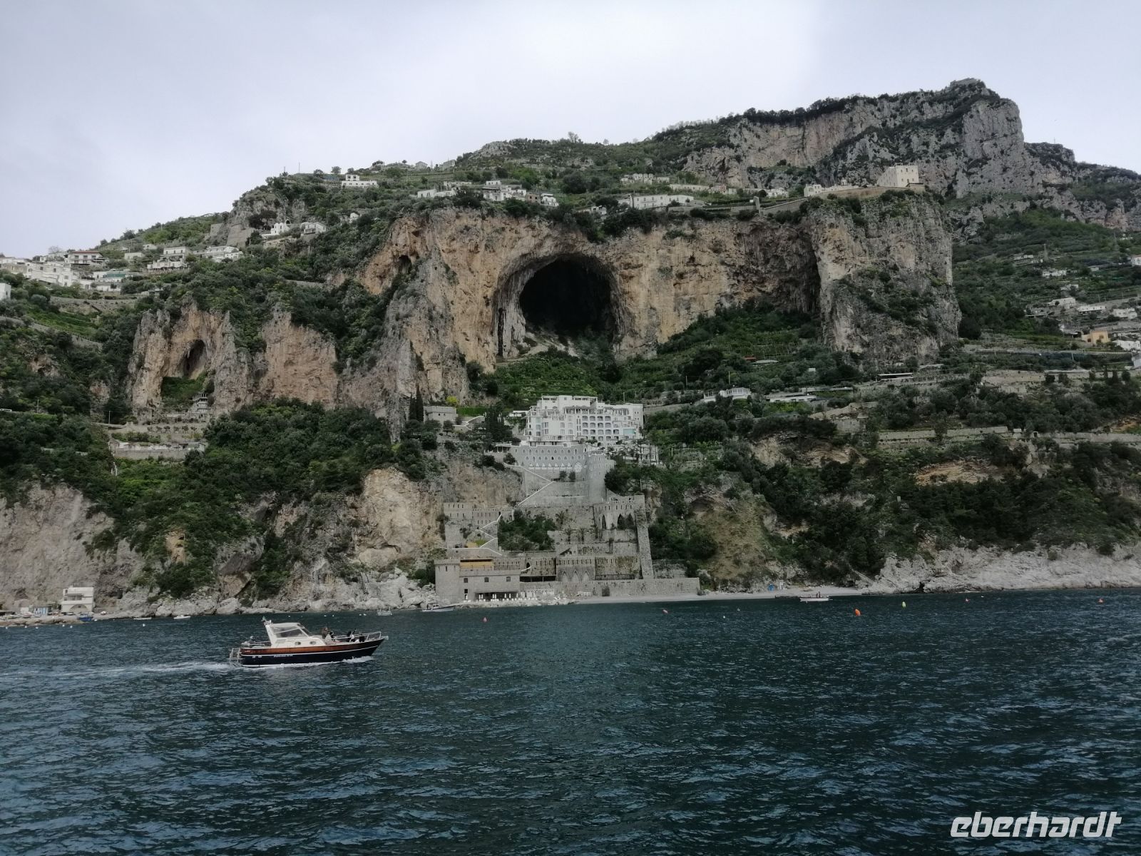 Eine Große Höhle Im Felsen Der Amalfiküste