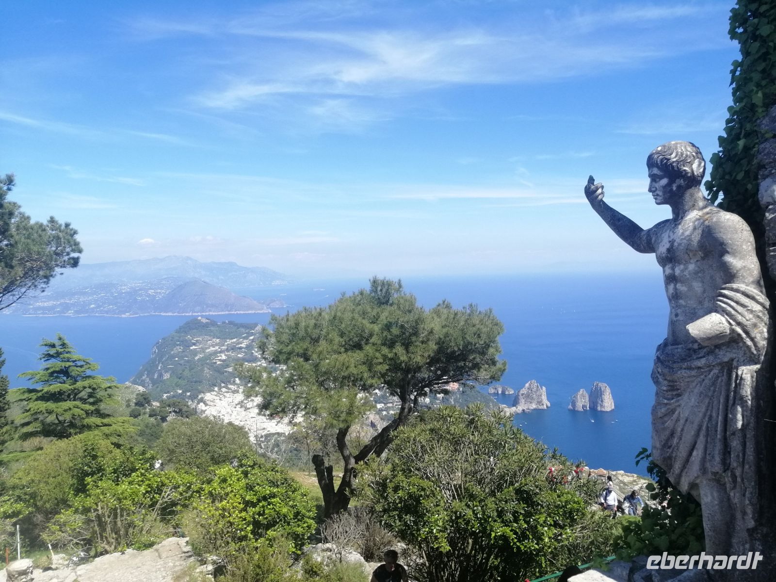 Blick von Monte Solaro (589 m) in Anacapri auf Felsen der Liebe