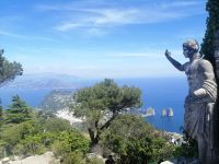 Blick von Monte Solaro (589 m) in Anacapri auf Felsen der Liebe
