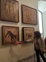 Laura während der Führung duchr das archäologische Museum in Neapel