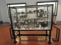 Vitrine mit Silbergeschirr, archäologisches Museum in Neapel