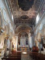 Kirchenschiff mit Marmorsäulen und Fresken, Basilika Sant Antonino in Sorrent