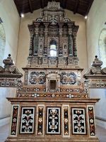 068 Kalabrien Gerace Altar mit Marmorintarsien