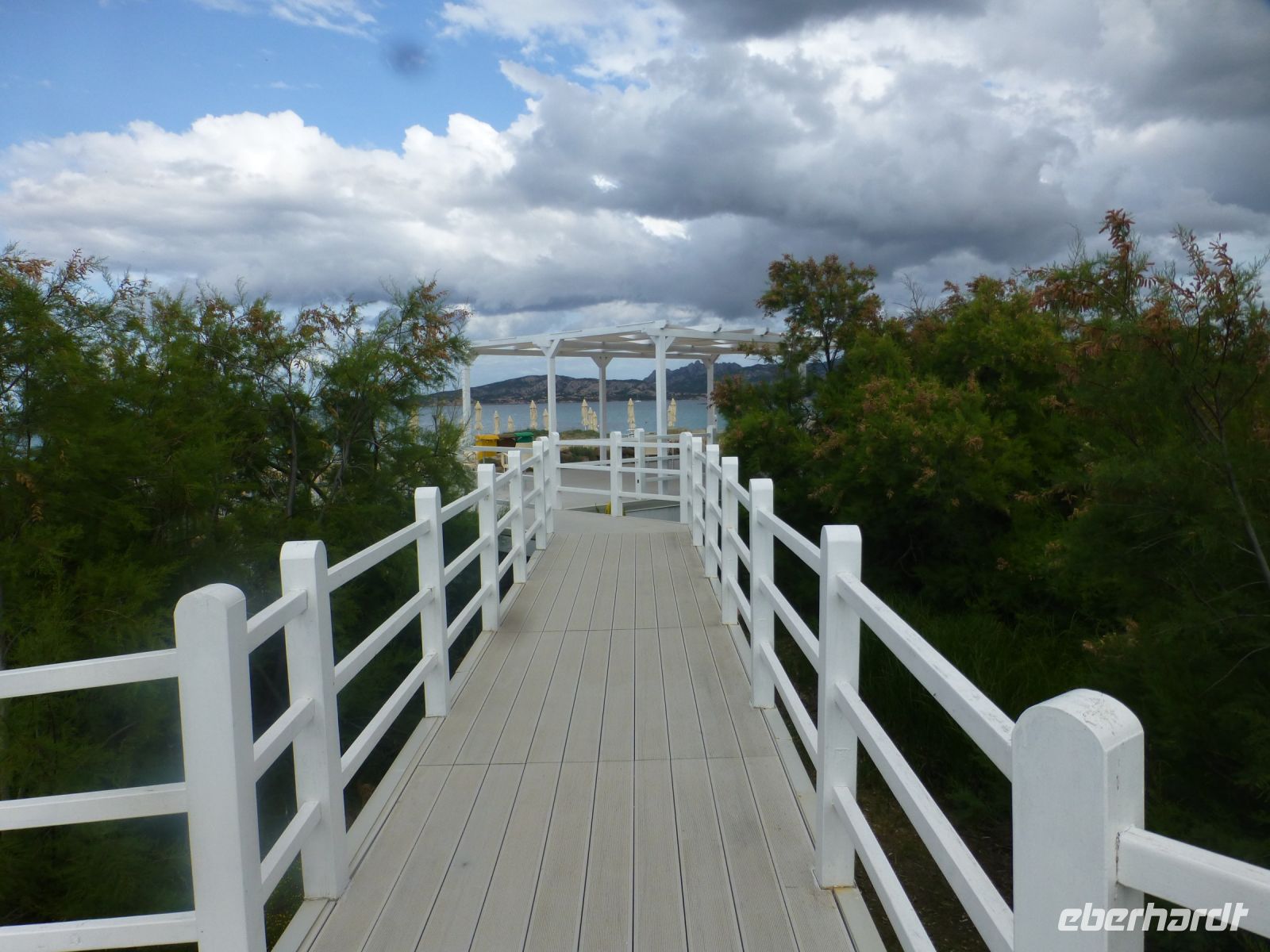 Ein bequemer Steg mit Strandkiosk führt dorthin.