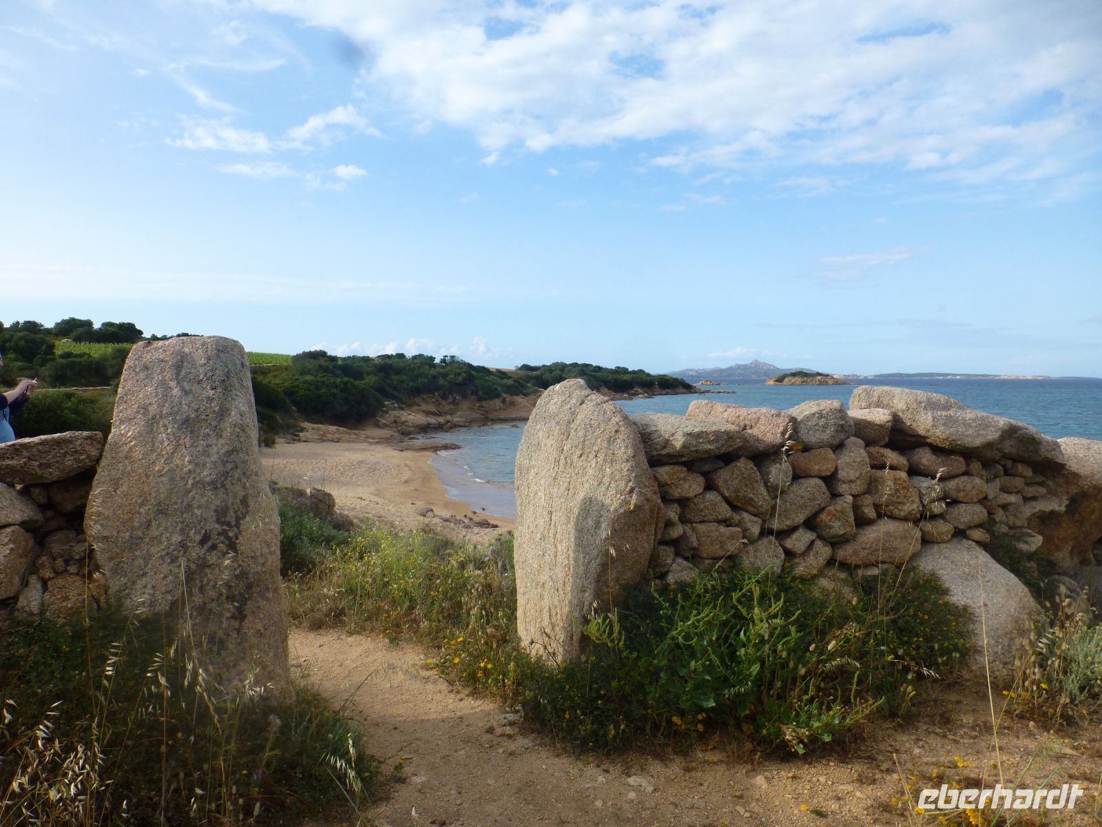 Unzählige Mäuerchen mit riesengroßen Steinen durchziehen die Landschaft. 