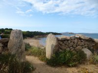 Unzählige Mäuerchen mit riesengroßen Steinen durchziehen die Landschaft. 