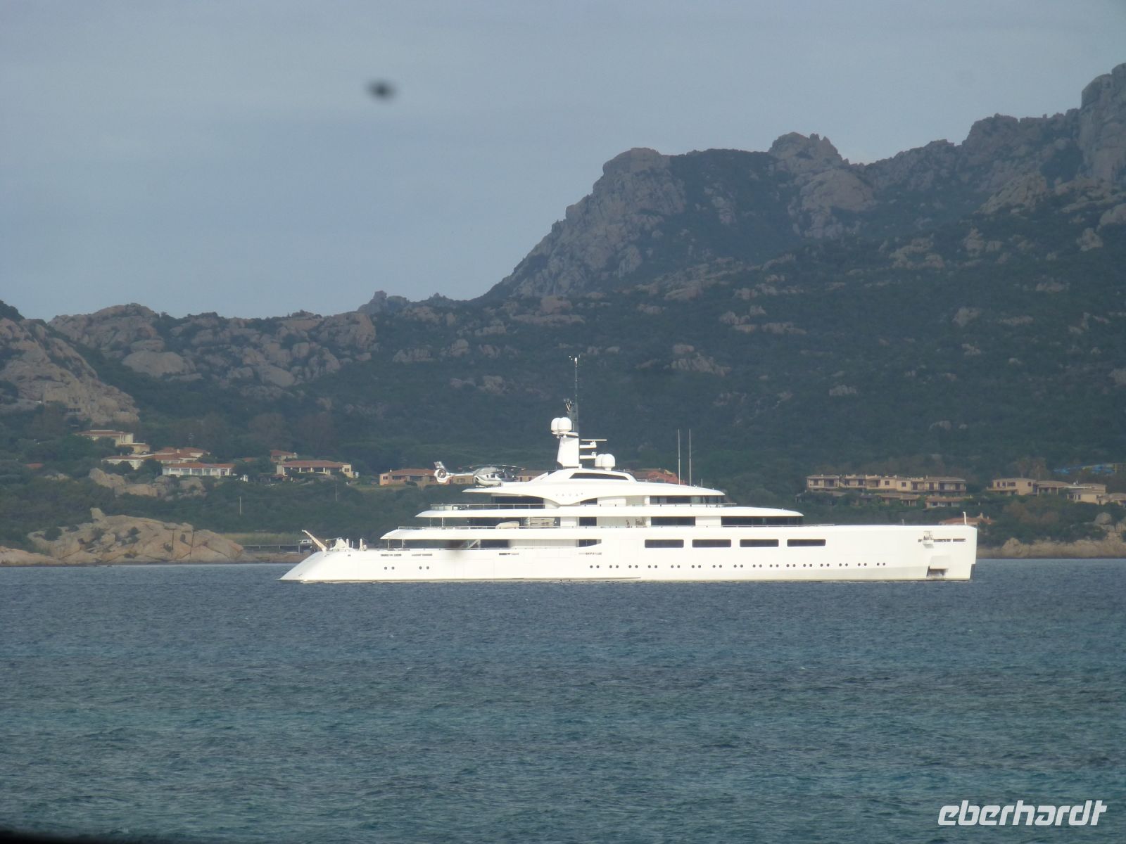 Genau so haben wir uns das vorgestellt: eine Riesenjacht mit Hubschrauber an Deck.