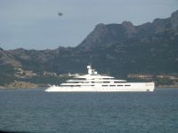 Genau so haben wir uns das vorgestellt: eine Riesenjacht mit Hubschrauber an Deck.