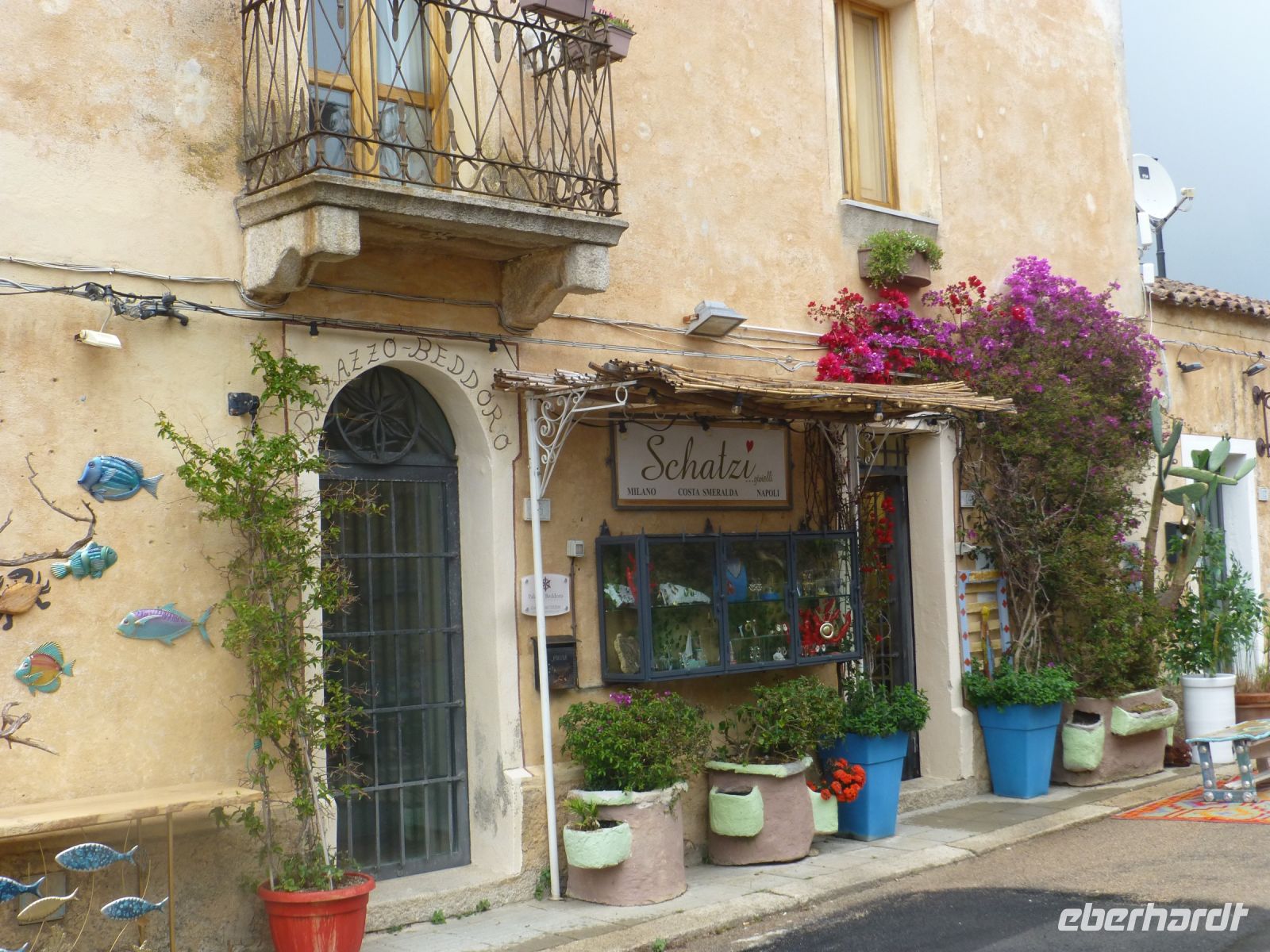 San Panteleon hat nette Geschäfte.