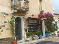 San Panteleon hat nette Geschäfte.