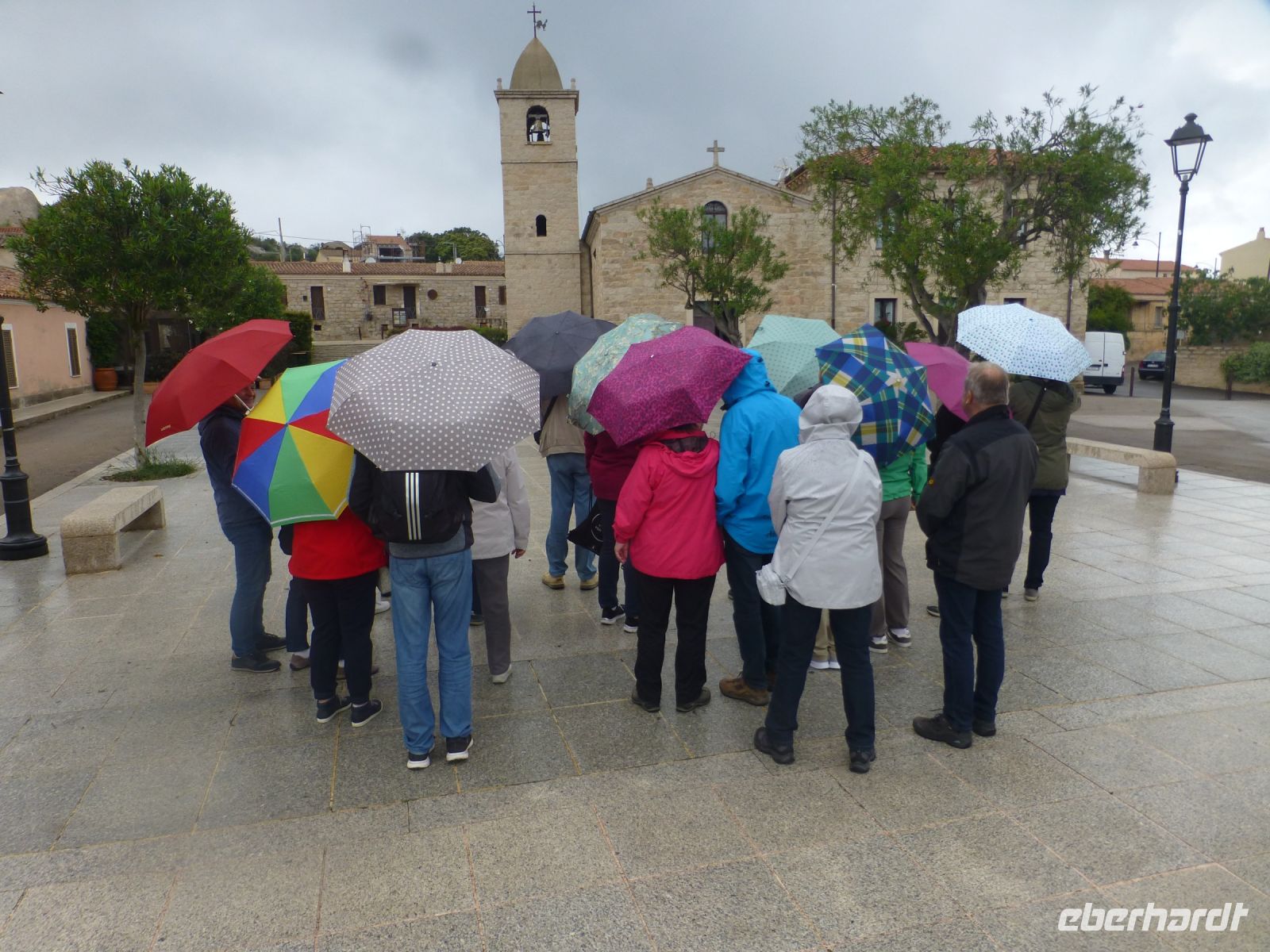 Gruppenbild mit Schirm