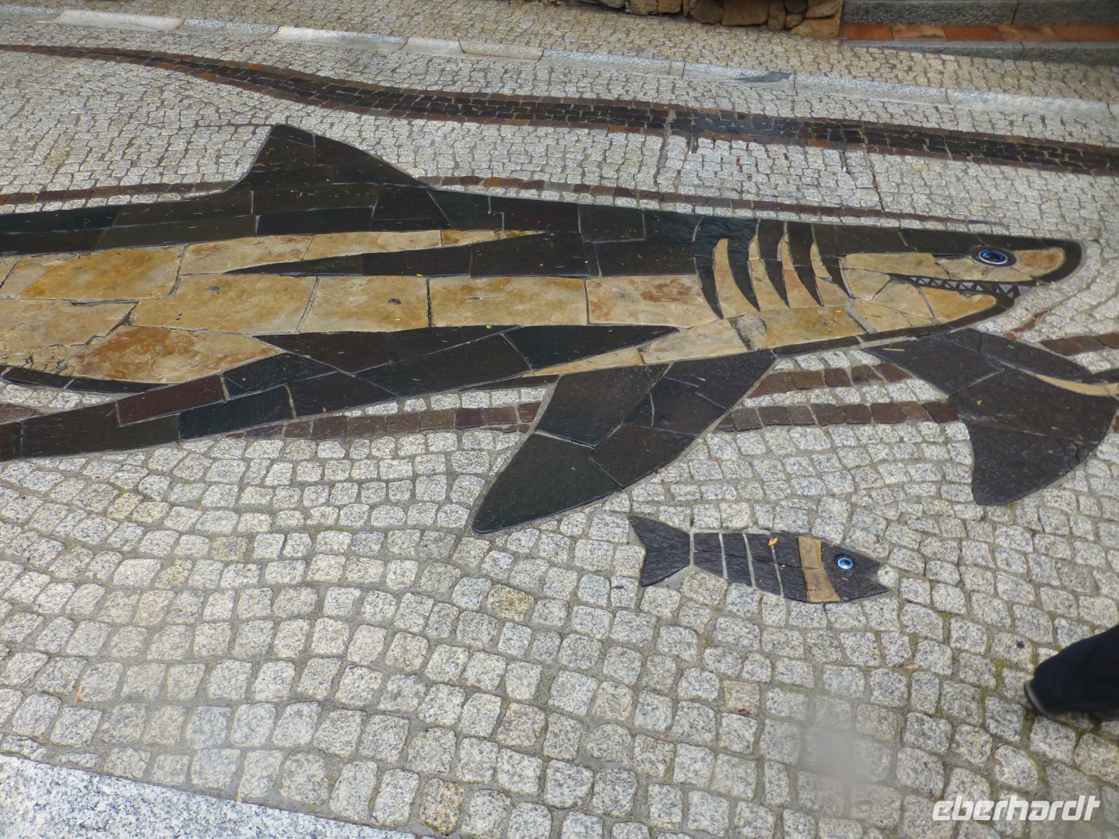 Richtung Meer schwimmen die Fische auf der Fußgängerzone von Porto Rotondo.