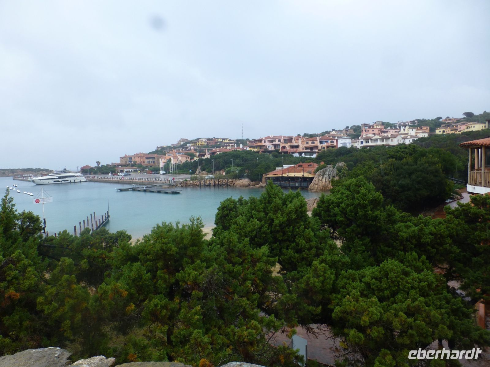 Der neosardische Baustil prägt die Costa …