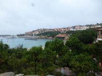 Der neosardische Baustil prägt die Costa …