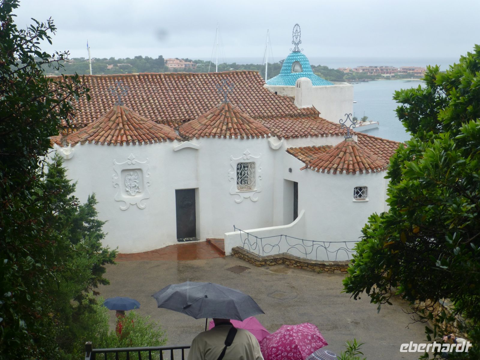 Die Kirche Stella Maris wirkt ein bisschen mallorquinisch, ein bisschen griechisch …