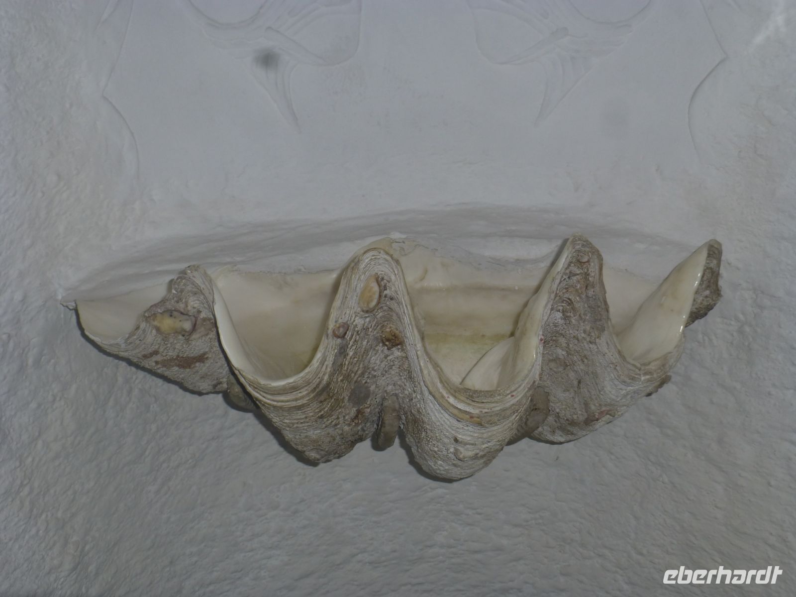 … und hat das passende Weihwasserbecken.