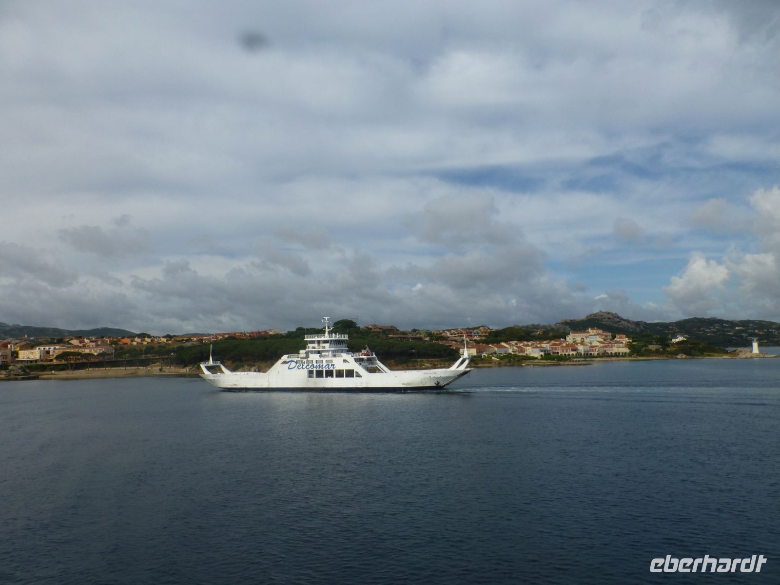 Mit der Fähre setzen wir über nach La Maddalena.