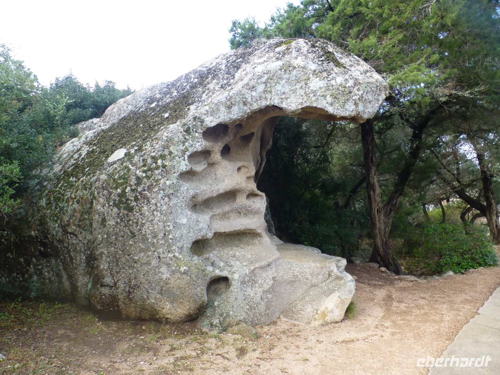 Der harte Granit lässt sich wie Sandstein bearbeiten – wenn man Zeit hat wie die Natur.