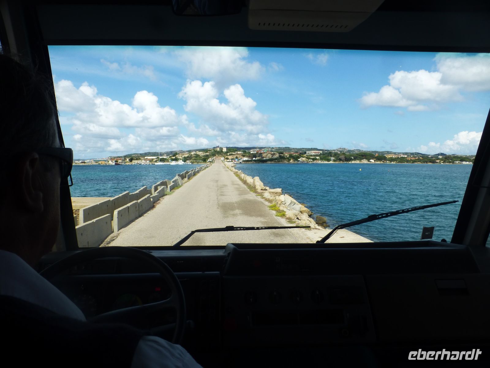 Eine schmale Straße verbindet die beiden Inseln.
