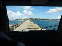 Eine schmale Straße verbindet die beiden Inseln.