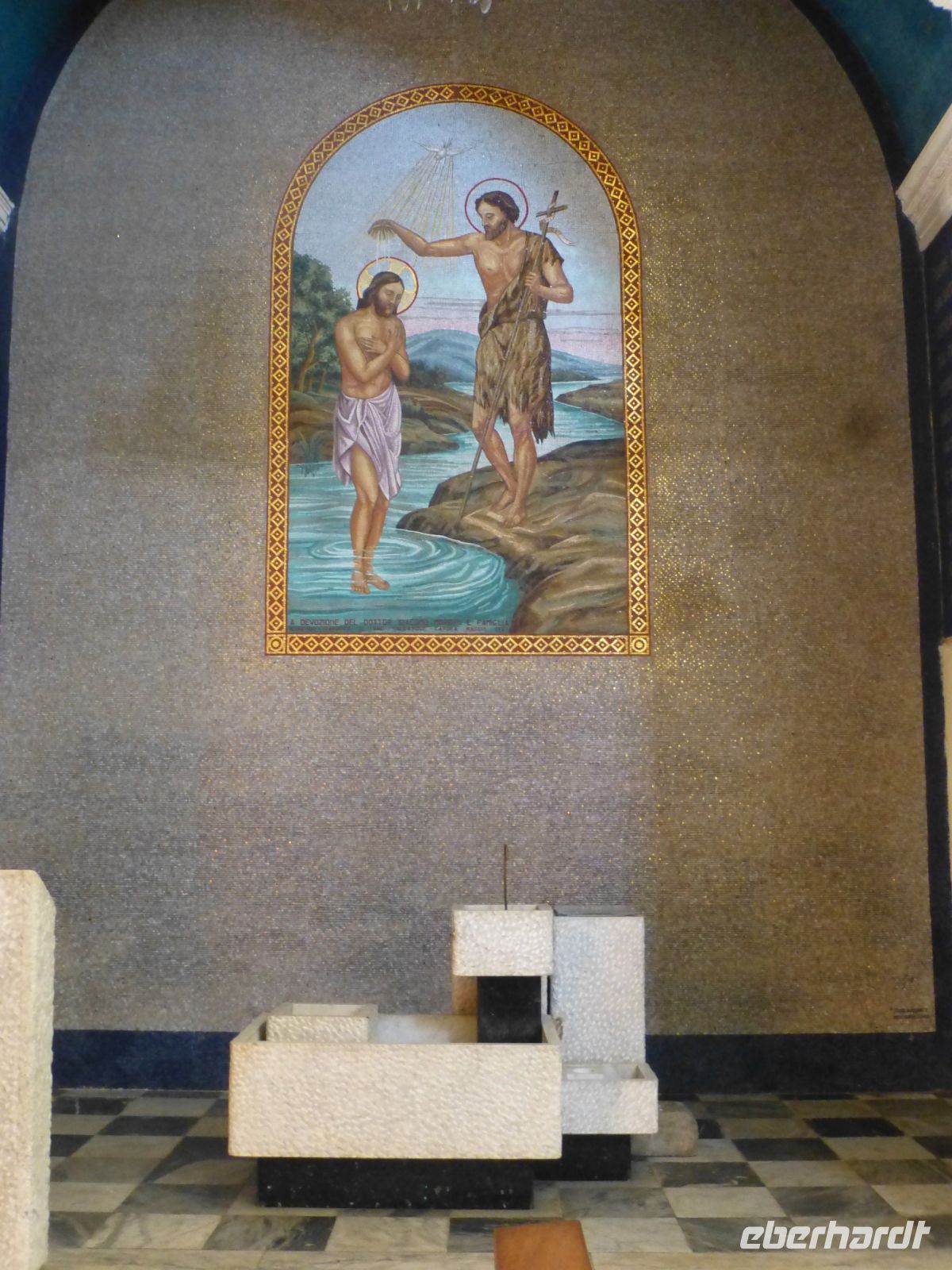 Ein modernes Taufbecken steht in der Kirche Santa Maria Maddalena.