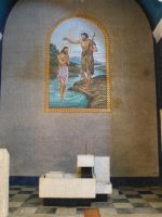 Ein modernes Taufbecken steht in der Kirche Santa Maria Maddalena.