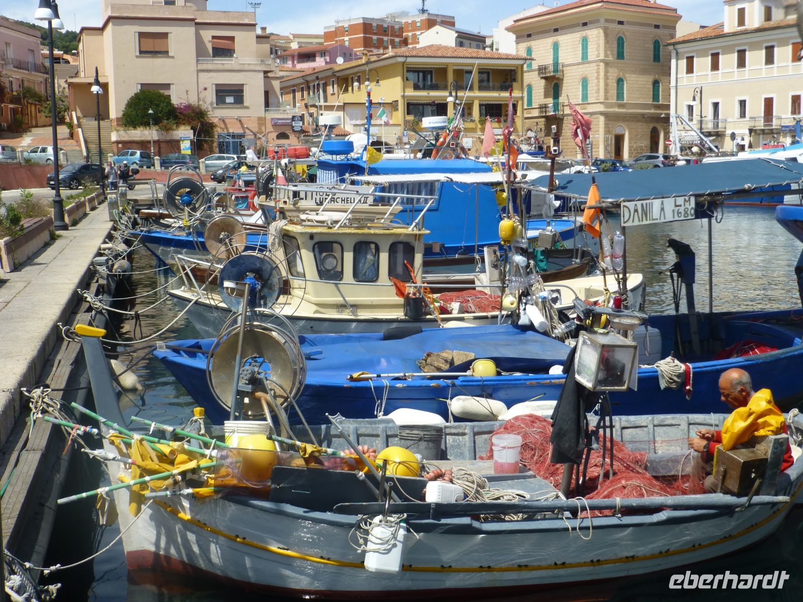 Eine ganze Reihe Fischerboote wartet auf die nächste Fahrt. 