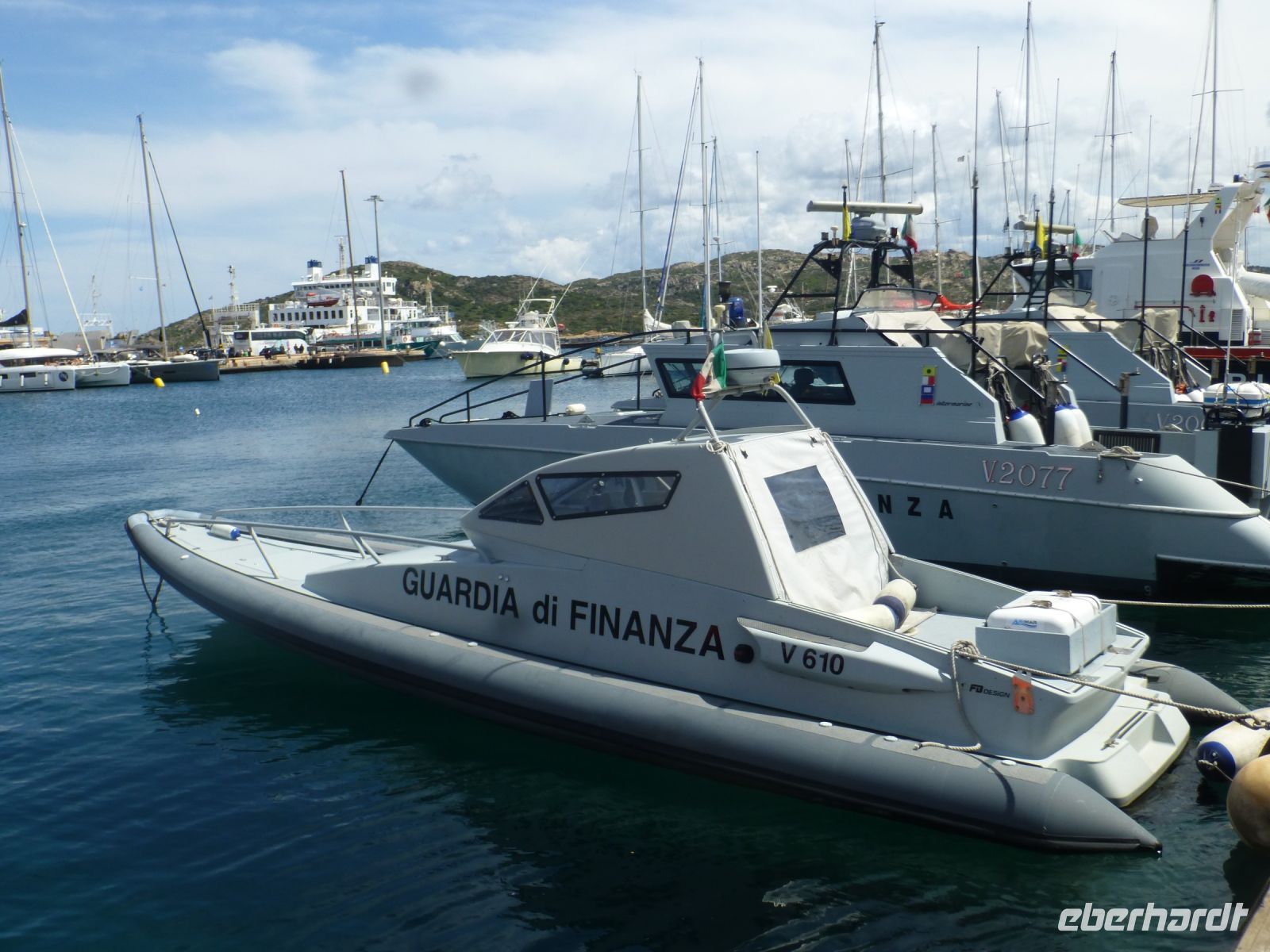 Die Guardia di Finanza ist gut sichtbar unterwegs – zu Wasser, in der Luft und auch zu Fuß.