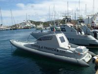 Die Guardia di Finanza ist gut sichtbar unterwegs – zu Wasser, in der Luft und auch zu Fuß.