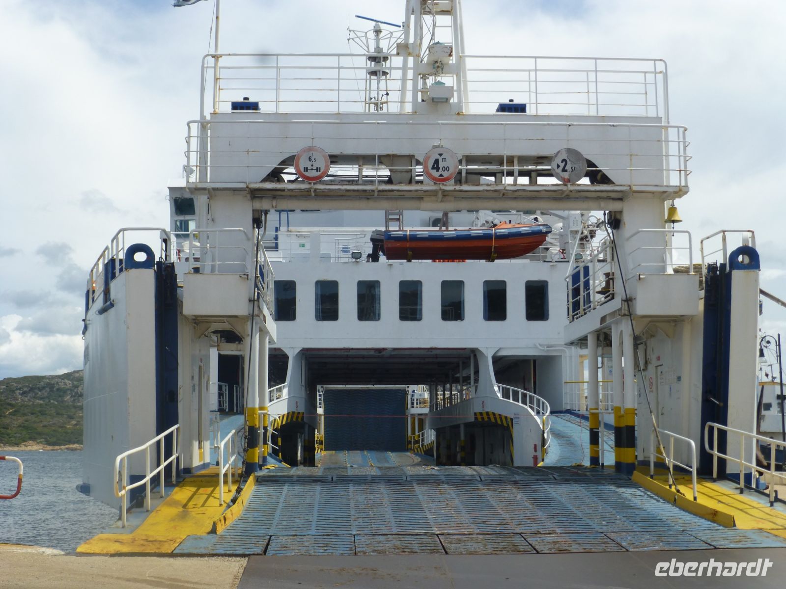 Rückreise – dieser Schlund fasst Busse, Autos und uns. 