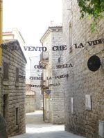 Poesie verleiht den trutzigen Straßen Leichtigkeit.