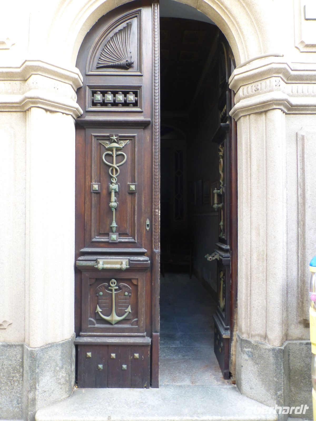 Wertvoll gearbeitete Türen …