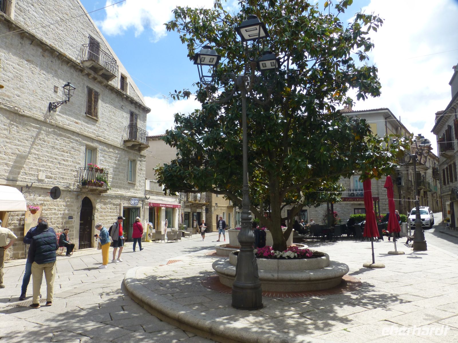 Einladende Sitzgelegenheiten und Blumenschmuck