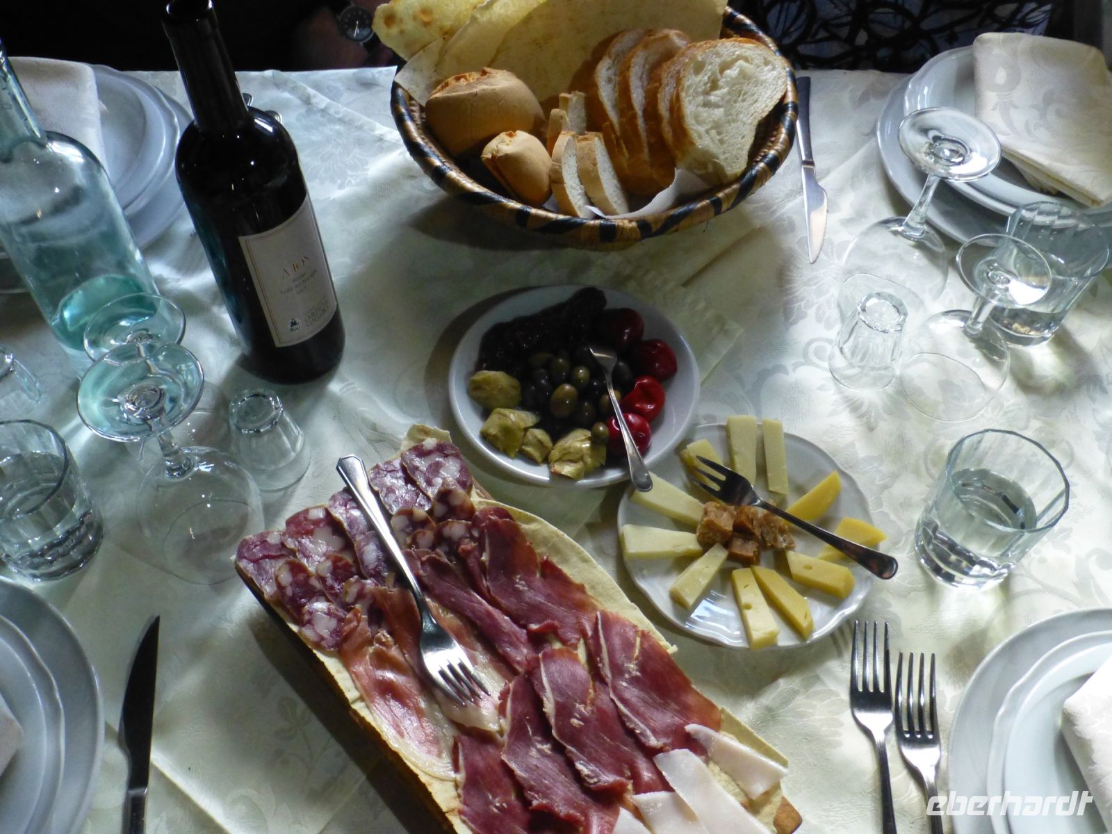 Reich gedeckte Tafeln erwarten uns im Landgasthof.