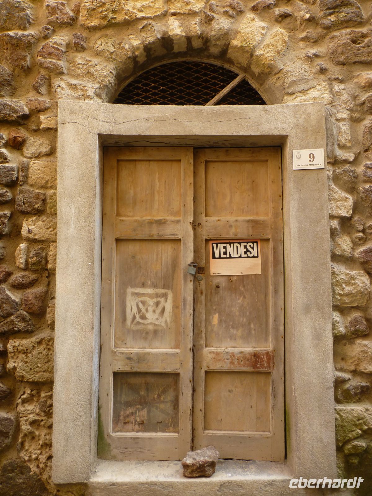 Und weil man mit dem Auto nicht vorfahren kann, steht das eine oder andere Haus zum Verkauf.