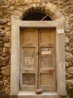 Und weil man mit dem Auto nicht vorfahren kann, steht das eine oder andere Haus zum Verkauf.