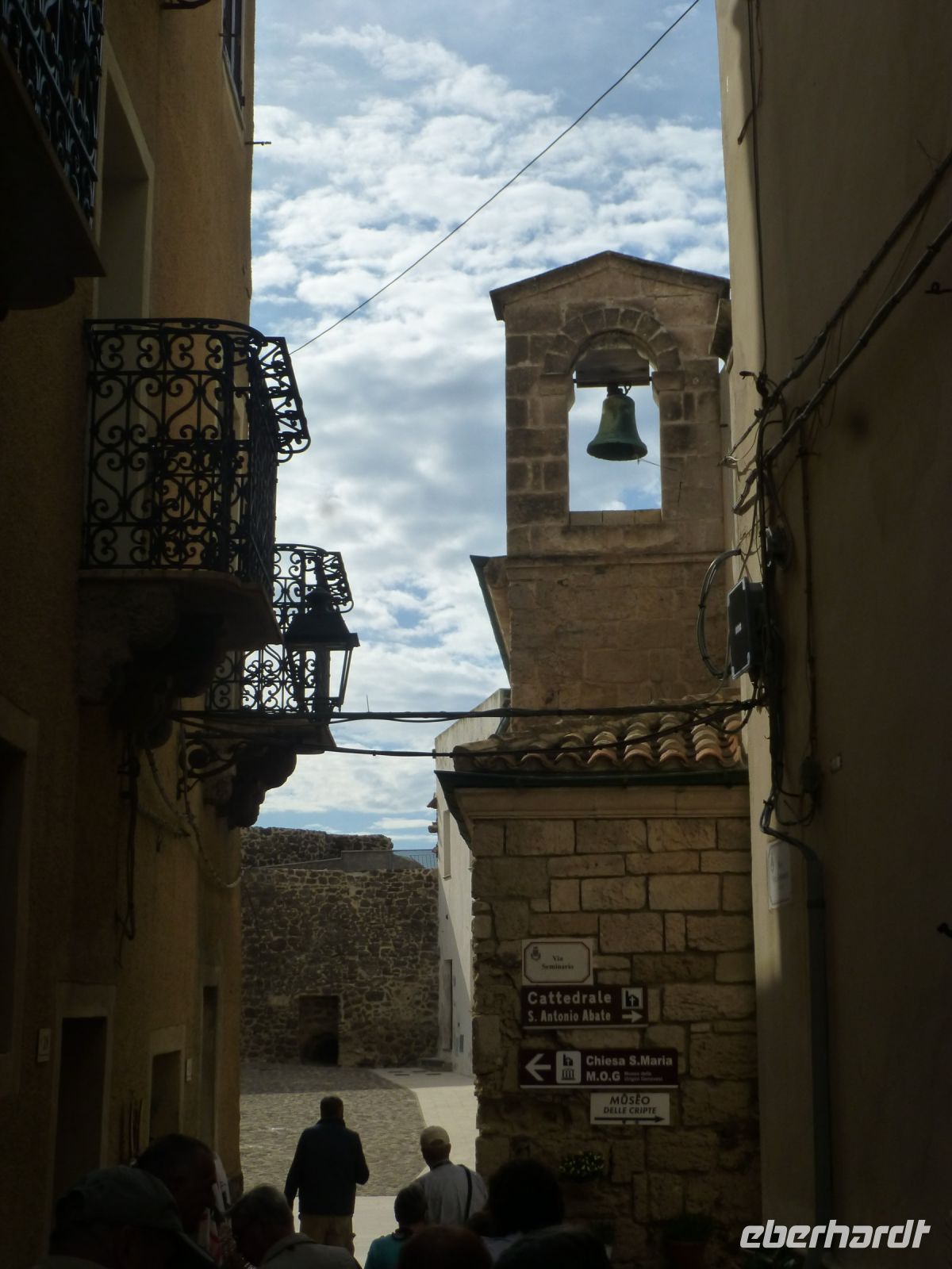 Wegweiser geben Orientierung in diesem Labyrinth. 
