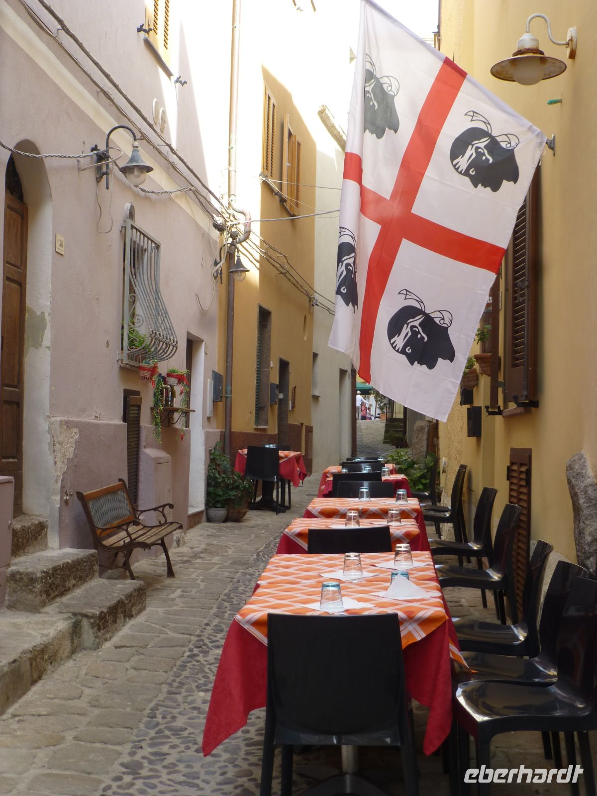 Und wenn man sich müde gelaufen hat, laden nette Lokale zum Verweilen ein.