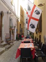 Und wenn man sich müde gelaufen hat, laden nette Lokale zum Verweilen ein.